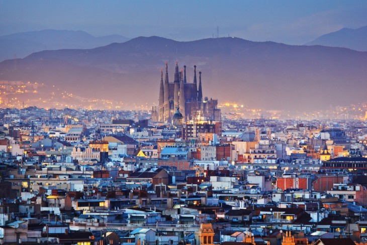 Barcelona madártávlatból, középen az ikonikus Gaudí-templom, a Sagrada Família. Fotó: Depositphotos  