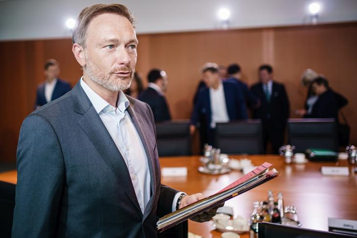 Adócsökkentés és családipótlék-emelés: hát így is lehet harcolni az infláció ellen?