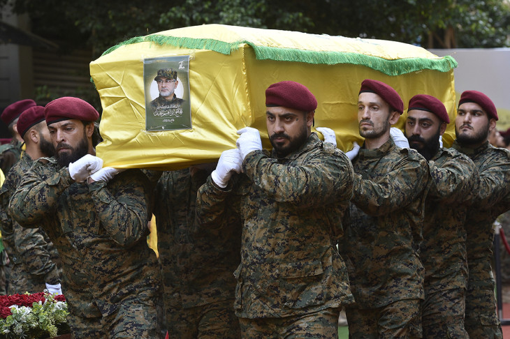 Az izraeli csapásban megölt Ibrahim Akil, a Hezbollah síita milícia műveleti parancsnokának a koporsóját viszik katonák a Bejrútban tartott temetésén 2024. szeptember 22-én - sorra kapja a komoly ütéseket a Hezbollah, mégsem vette fel eddig a kesztyűt igazán