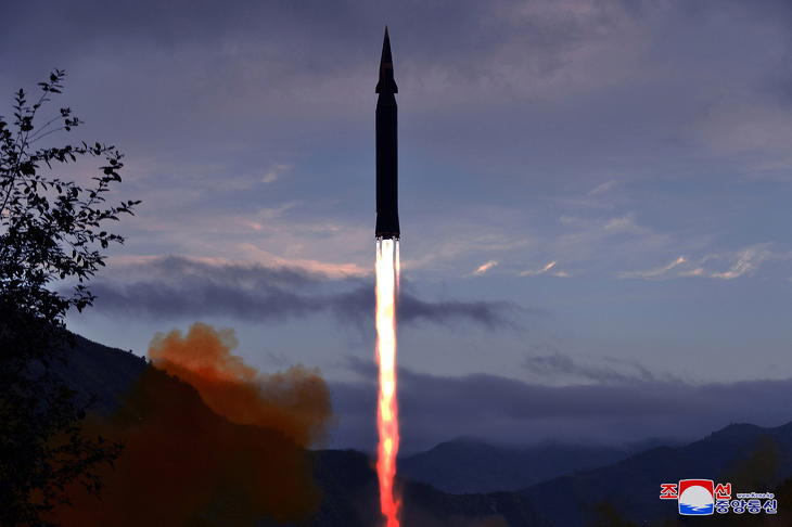 Sikeresen teszteltek egy hiperszonikus rakétát. (Fotó: MTI/EPA/KCNA)