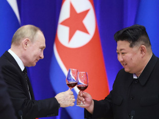 Kim Dzsongün elsőszámú észak-koreai vezető, a Koreai Munkapárt főtitkára, a Nemzetvédelmi Bizottság első elnöke és Vlagyimir Putyin orosz elnök az orosz vendég tiszteletére adott díszvacsorán 2024. június 19-én. 