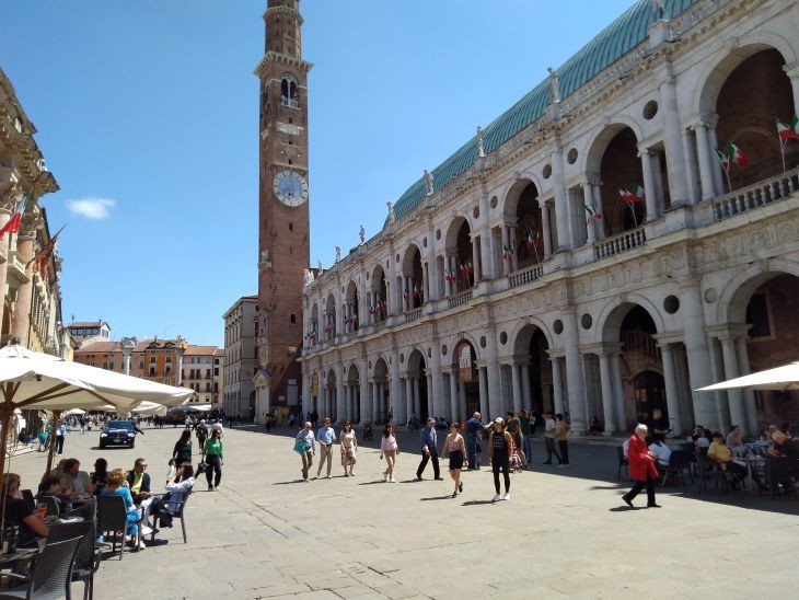 A Piazza dei signori, Vicenza szép főtere, jobboldalon a Palladio bazilikának hívott klasszicista épület, ami inkább egyfajta árkádos üzletház