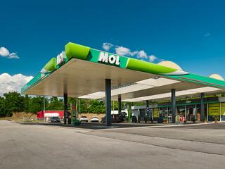 Már a tartalékainkat éljük fel, meddig maradhat olcsó a benzin Magyarországon?