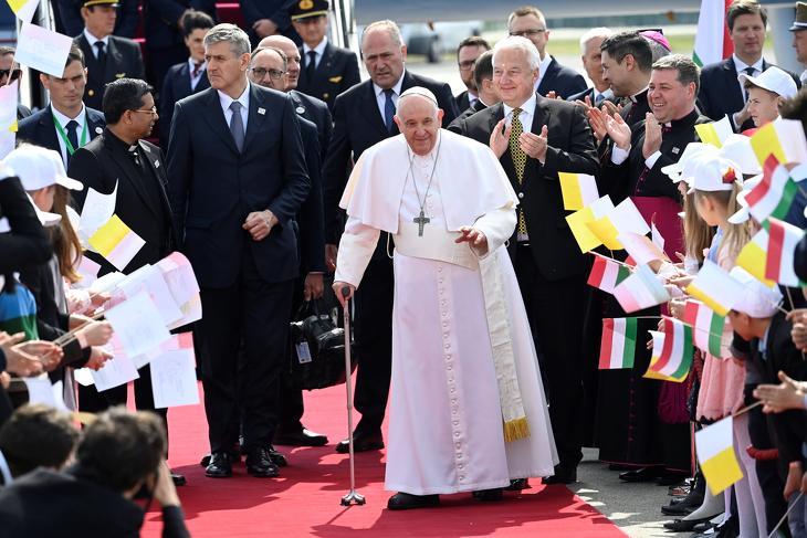 Tavaly Budapesten még bottal járt a pápa. Fotó: MTI/Kovács Tamás