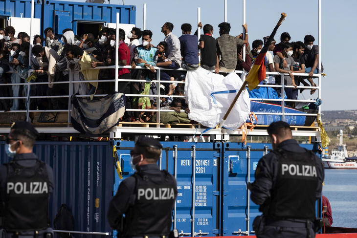 Archív kép - Illegális bevándorlók érkeznek a szicíliai Ragusa közelében fekvő Pozallo kikötőjébe. Fotó: MTI/EPA/ANSA/Francesco Ruta 