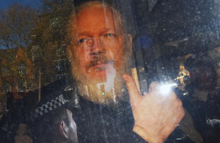 Így érkezett korábban egy kiadatási tárgyalásra Julian Assange Londonban