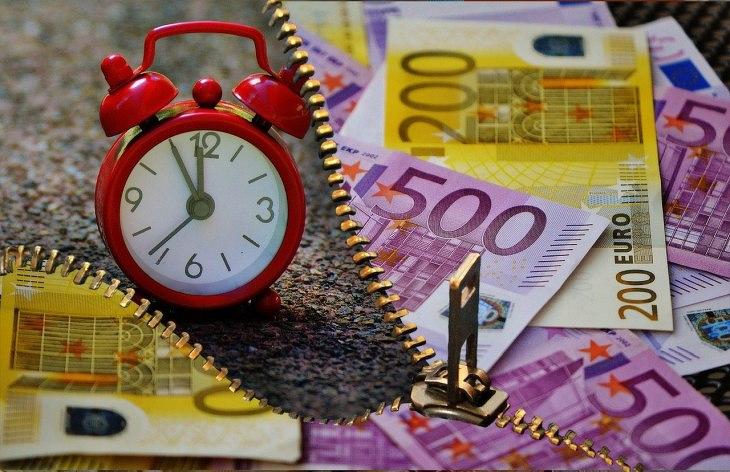 Euróbankjegyek órával. Az időtényező sokat számít. (Pixabay.com)