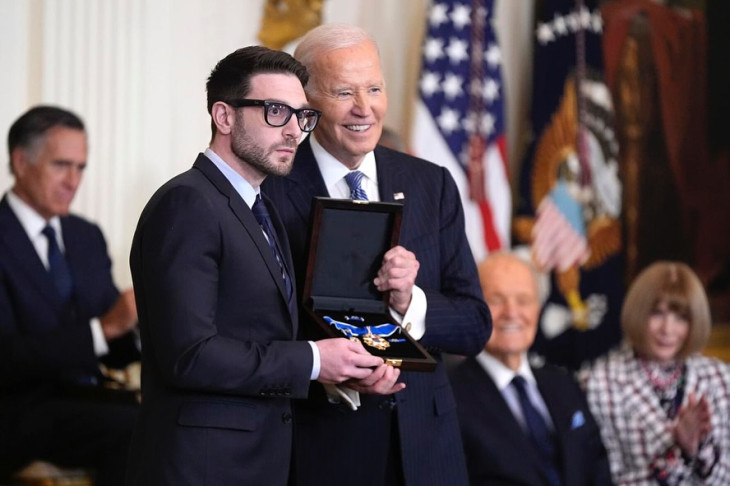 Január 4-én Joe Bidentől Alex Soros vette át édesapja Elnöki Szabadság-érdemrendjét
