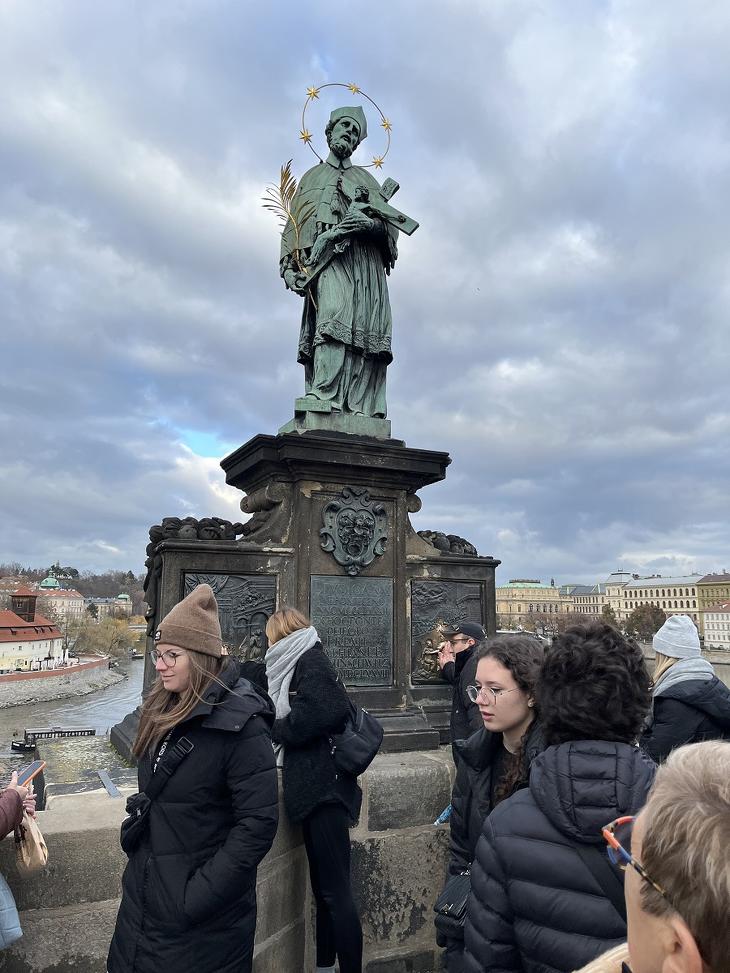 Nepomuki Szent János vértanúnak, Csehország védőszentjének szobra a Károly hídon. Fotó: Dobos Zoltán / Privátbankár