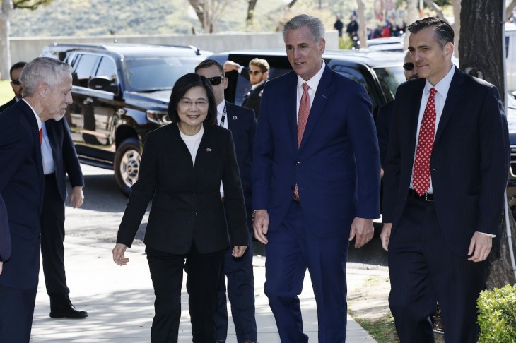 Kevin McCarthy az amerikai képviselőház elnöke (j2) fogadja Caj Jing-ven tajvani elnököt (b2) a kaliforniai Simi Valley-ben 2023. április 5-én. Fotó: MTI/EPA/Etienne Laurent