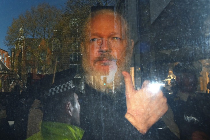 Megviseli a sokéves bezártság. Julian Assange érkezik egy londoni bíróságra 2019. április 11-én. Fotó: MTI/EPA 