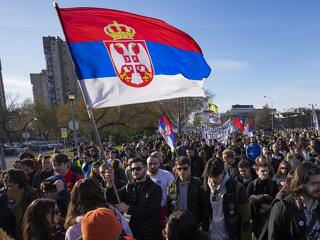 Jegyzetelhet Orbán Viktor? Így próbálja leszerelni a tüntetőket a szerb kormányfő