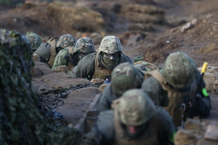 Ukrán katonák kiképzésen vesznek részt Nagy-Britanniában 2023. februárban. Felkészítés nélkül elvileg senki sem mehet a frontra. Fotó: EPA/ADAM VAUGHAN 