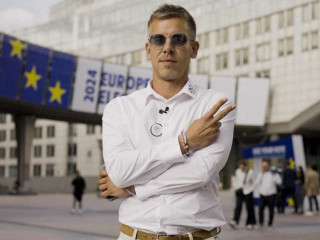 Magyar Péter az Európai Parlament brüsszeli épülete előtt
