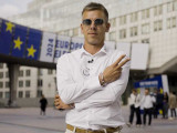 Magyar Péter az Európai Parlament brüsszeli épülete előtt