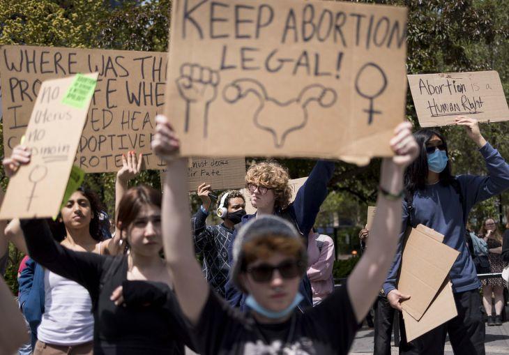 Az abortusz betiltása ellen tüntetnek New Yorkban. Fotó: EPA/JUSTIN LANE