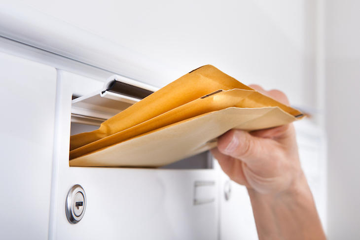 Hiába várják szerda reggel a minimálbéres postást