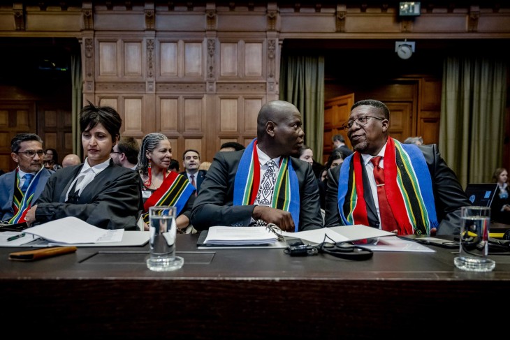 A dél-afrikai küldöttség a Nemzetközi Bíróságon Hágában 2024. január 11-én. Fotó: EPA/REMKO DE WAAL 