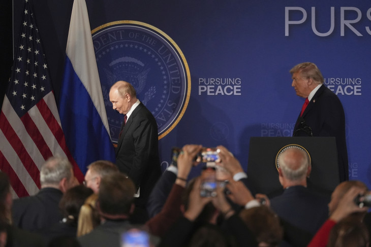 Ki nevet a végén, és ki vezet meg kit? Vlagyimir Putyin orosz  és Donald Trump amerikai elnök elhagyja a színpadot az ukrajnai rendezést szolgáló amerikai-orosz csúcstalálkozón tartott sajtótájékoztatójuk után az Elmendorf-Richardson katonai bázison, az alaszkai Anchorage-ben 2025. augusztus 15-én. 