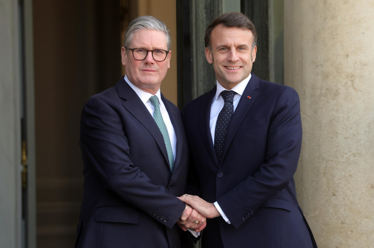 Emmanuel Macron francia elnök (j) fogadja Keir Starmer brit kormányfőt az EU-tagországok vezetőinek informális biztonsági csúcstalálkozója előtt a párizsi államfői rezidencián, az Elysée-palotában 2025. február 17-én.