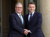 Emmanuel Macron francia elnök (j) fogadja Keir Starmer brit kormányfőt az EU-tagországok vezetőinek informális biztonsági csúcstalálkozója előtt a párizsi államfői rezidencián, az Elysée-palotában 2025. február 17-én.