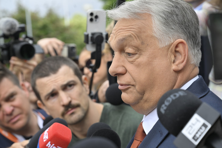 A Fidesz tisztújító kongresszusára érkező Orbán Viktor pártelnök nyilatkozik a Budapest Kongresszusi Központ előtt 2026. június 13-án