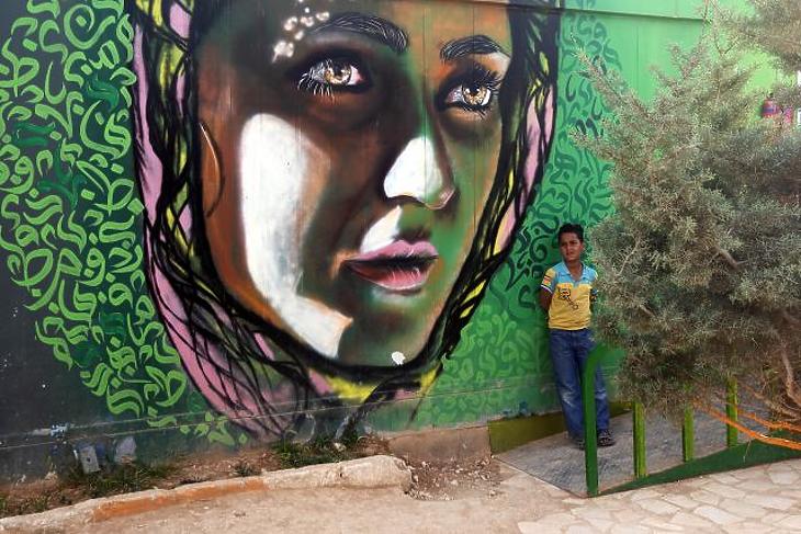 A nap képe: tündérszép óriásgraffitit fotóztak egy menekülttáborban