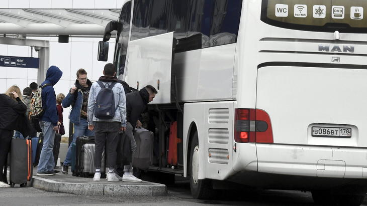 Szentpétervárról érkező buszról szállnak le az utasok a Helsinki repülőtéren 2022. szeptember 24-én. Fotó: MTI/AP/Lehtikuva/Jussi Nukari