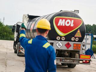 Magyar Péter az üzemanyagbiztonság miatt egyeztet a Mol vezetőjével