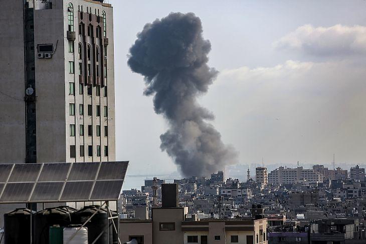  Füst gomolyog Gáza felett egy izraeli légicsapás után 2021. május 20-án. Izraeli oldalon tizenkét ember halt meg. Fotó: MTI/EPA/Mohamed Szaber