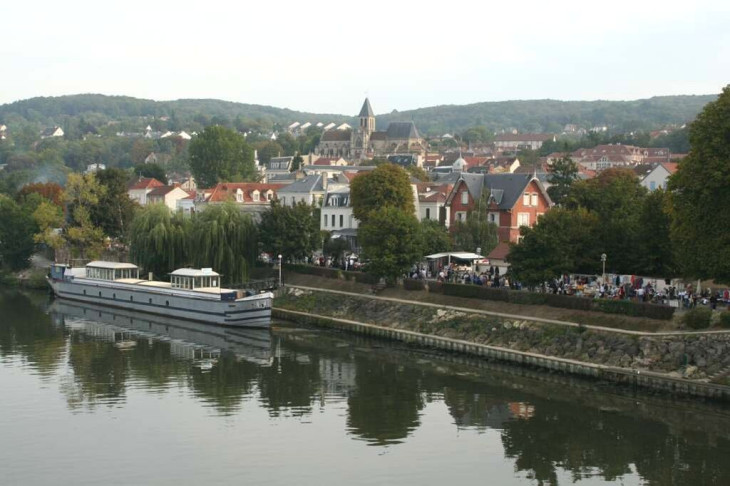 Triel-sur-Seine kisvárosa nem tűnik erőszakos helynek