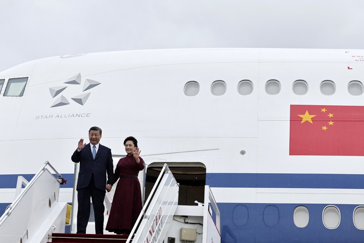 Hszi Csin-ping kínai elnök és felesége, Peng Li-jüan érkezik a párizsi Orly repülőtérre 2024. május 5-én. A kínai elnöki pár kétnapos hivatalos látogatást tesz Franciaországban 