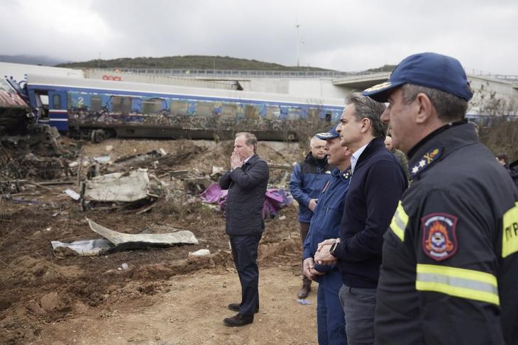 Kiriákosz Micotakisz görög kormányfő (j2) és Kosztasz Karamanlisz közlekedési miniszter (b) a baleset helyszínén. Fotó: MTI/AP/Görög miniszterelnöki iroda/Dimtirisz Papamicosz