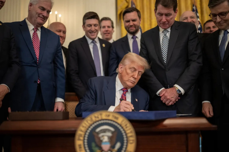 Donald Trump aláírja a GENIUS Act néven ismert jogszabályt a stablecoinok szabályozásáról 2025. júliusában - az iparág legnevesebb szereplői figyelik a kézmozdulatot.