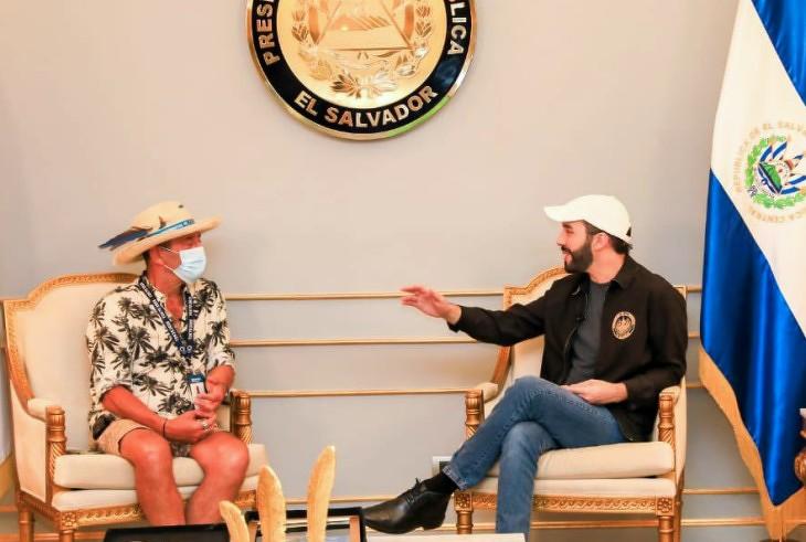  El Salvador elnöke, Nayib Bukele (jobbra, farmernadrágban) (forrás: az elnöki hivatal Twitterje)