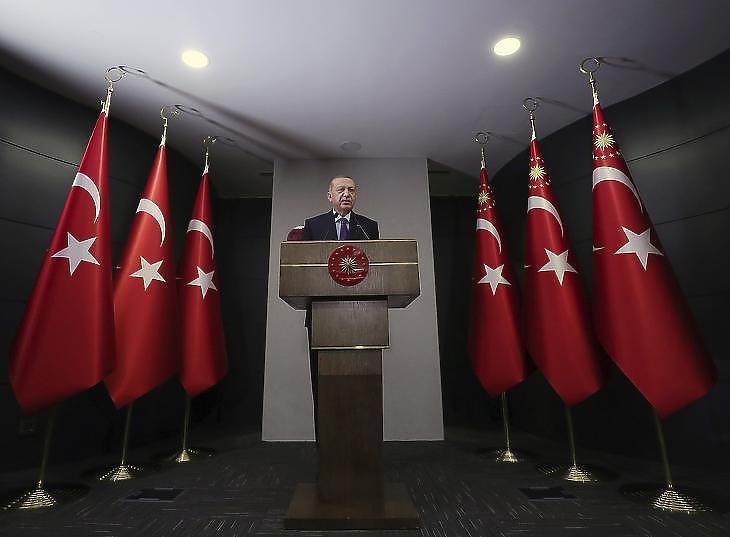 „Soros György török embere” miatt folyik a diplomáciai háború Erdogan és a Nyugat között