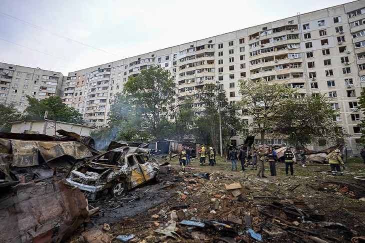 Kiégett autóroncs és törmelékek mellett mentők Harkivban 2024. május 14-én, miután orosz rakéta-és siklóbomba-támadás érte a város egyik lakónegyedét - idáig is eljönnének az oroszok? 