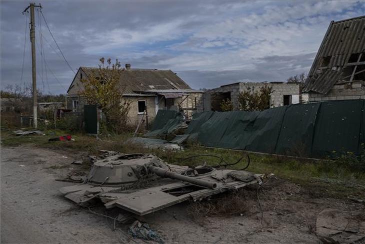 Orosz páncélozott harci jármű maradványa az ukrán fennhatóság alá visszakerült dél-ukrajnai Herszon közelében fekvő falvak egyikében 2022. november 16-án. A város nyolc hónapos megszállása november 11-én ért véget, amikor az orosz fegyveres erők befejezték egységeik visszavonását Herszon városából és átcsoportosítását a Dnyeper folyó bal partjára. Fotó: MTI/AP/Bernat Armangue