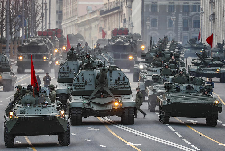 A látványosság mellé lesz nagy bejelentés is? Orosz páncélozott harci járművek gurulnak a győzelem napi díszszemle próbáján Moszkvában 2022. április 28-án. Oroszországban május 9-én ünneplik a náci Németország felett a II. világháborúban aratott győzelem 77. évfordulóját.  Fotó: MTI/EPA/Jurij Kocsetkov