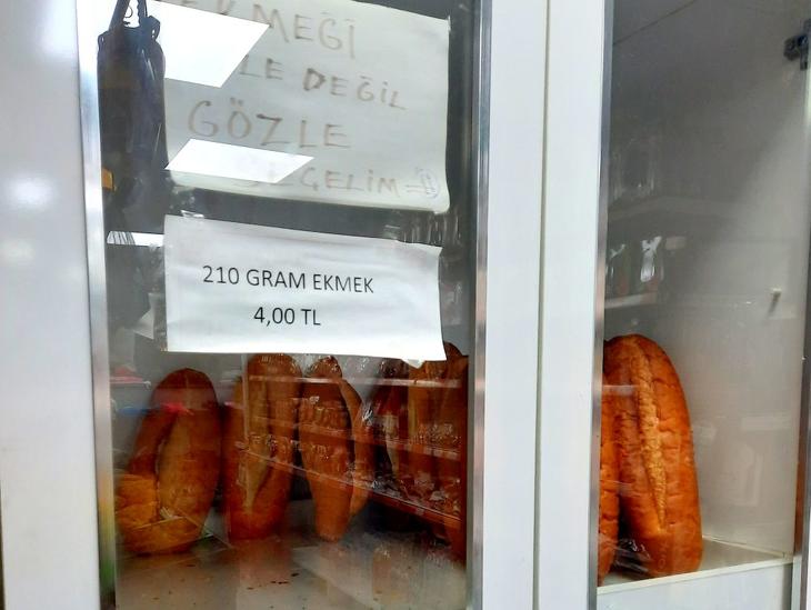 Klasszikus bolti kenyeres szekrény. A 210 grammos kenyér 4 líra (93 forint) (Fotó: Privátbankár/Valkai Nikoletta)