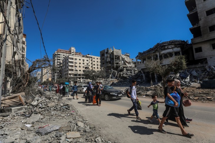 Menekülés Gázavárosból, 2023. október 13. Fotó: EPA/MOHAMMED SABER 
