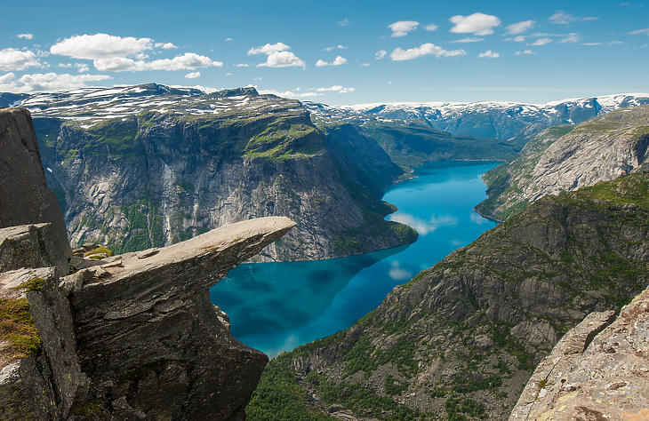 Norvégia egyik legikonikusabb látképe, előtérben a Trolltunga-sziklával. (Forrás: Depositphotos)