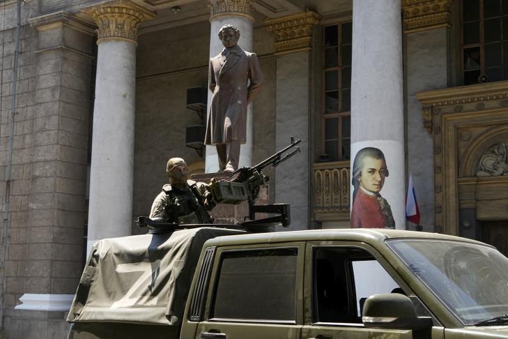Orosz katona járőrözik Mariupolban. Fotó: MTI/AP