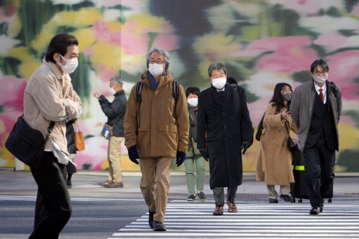 Járókelők Tokióban. Sok az idős, kevés a gyerek. Fotó: EPA/FRANCK ROBICHON      