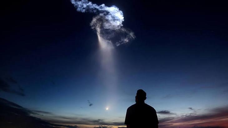 Sólyom hajtja a SpaceX Sárkányát a Nemzetközi Űrállomásra