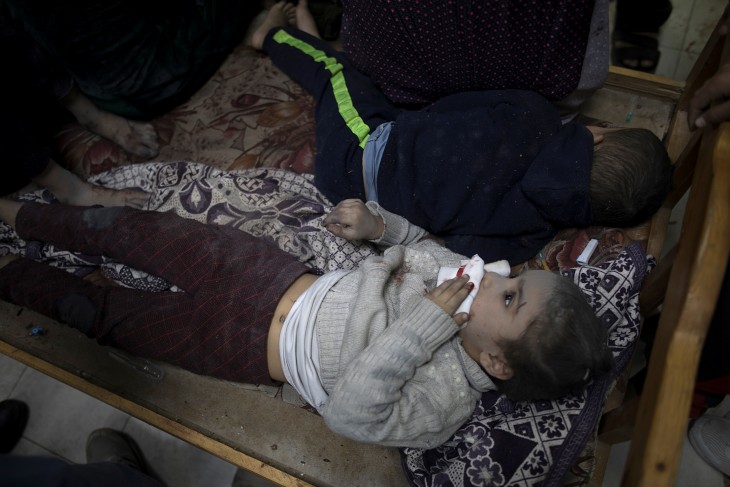 Izraeli légicsapásban megsebesült gyerekek fekszenek egy kórházban Khan Yunisban a Gázai övezet déli részén 2023. december 8-án. Fotó: EPA/HAITHAM IMAD 