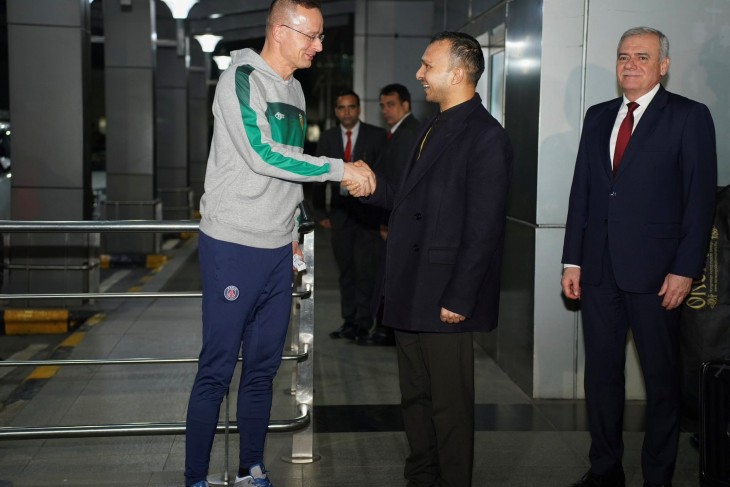 Szijjártó Pétert köszöntik hivatalos útján Indiában érkezésekor 2024. február 21-én. Fotó: X/Randhir Jaiswal
  