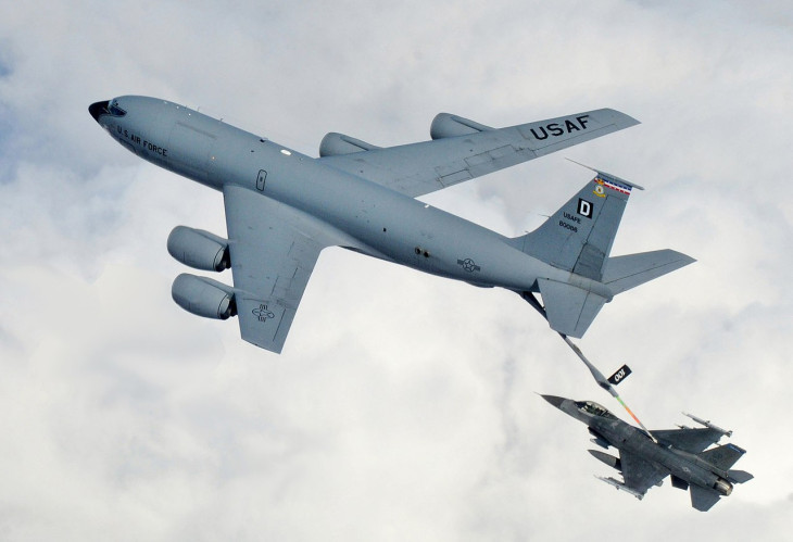 A KC-135 üzemanyagot tölt egy F-16-os vadászgépbe