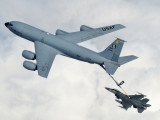 A KC-135 üzemanyagot tölt egy F-16-os vadászgépbe