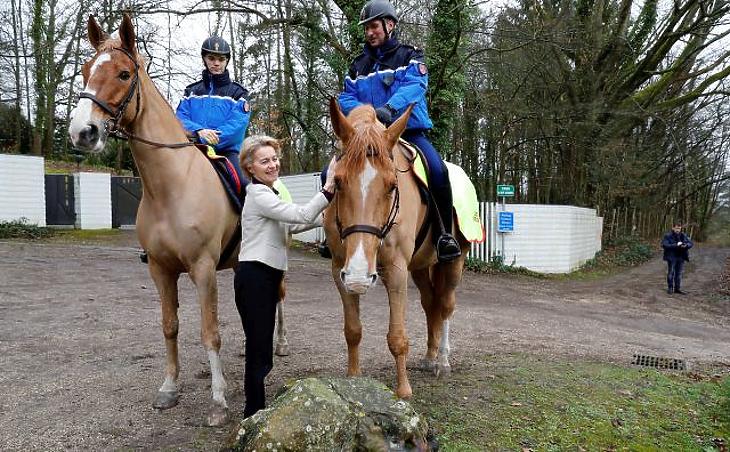 A nap képe: lovakkal barátkozik Európa új nagyasszonya